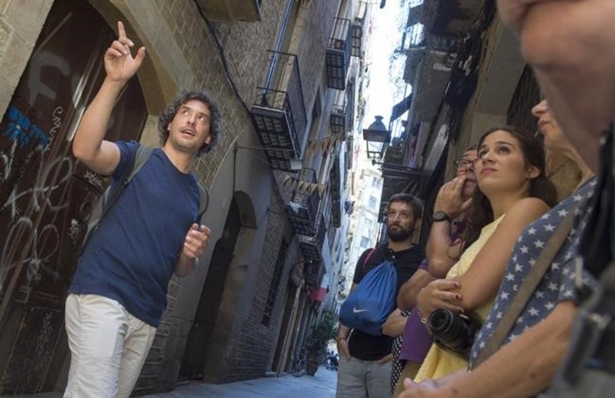 Mariano Pesin, de Órbita BCN, durante un paseo cultural y de denuncia de la gentrificación.