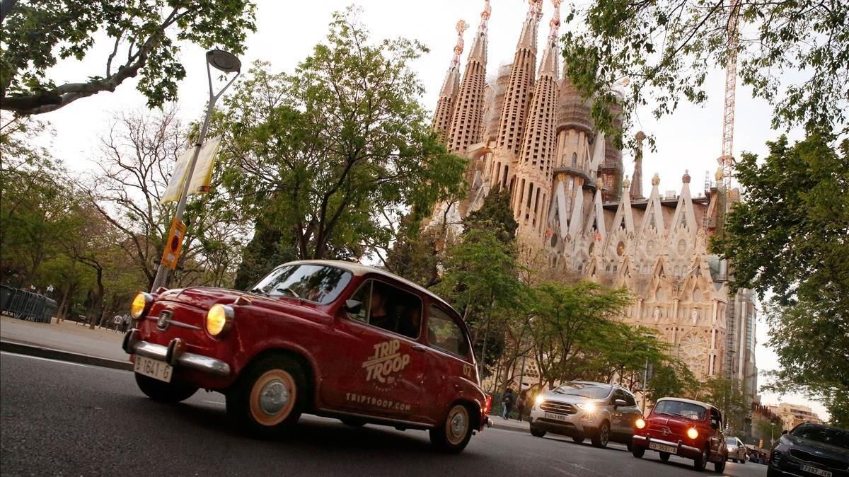 Dos 600 de la comitiva ‘vintage’ circulan delante de la Sagrada Família al comienzo del ‘night tour’ de Trip Troop Vintage Tours. Dos 600 de la comitiva ‘vintage’ circulan delante de la Sagrada Família al comienzo del ‘night tour’ de Trip Troop Vintage Tours.