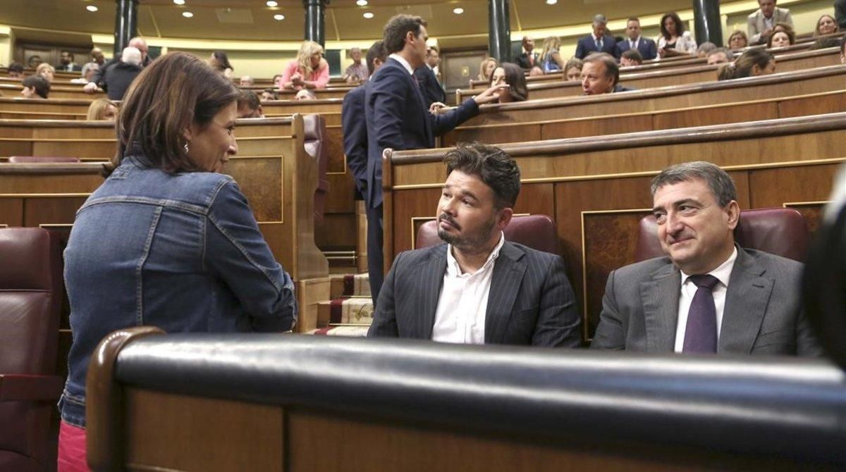 Adriana Lastra (PSOE) conversa con Gabriel Rufián (ERC) y Aitor Esteban (PNV) en el hemiciclo del Congreso. Adriana Lastra (PSOE) conversa con Gabriel Rufián (ERC) y Aitor Esteban (PNV) en el hemiciclo del Congreso.