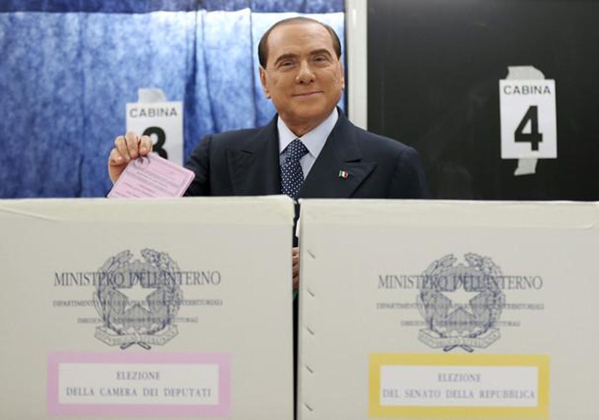 Berlusconi vota en un colegio electoral de Milán esta mañana. AP Berlusconi vota en un colegio electoral de Milán esta mañana. AP