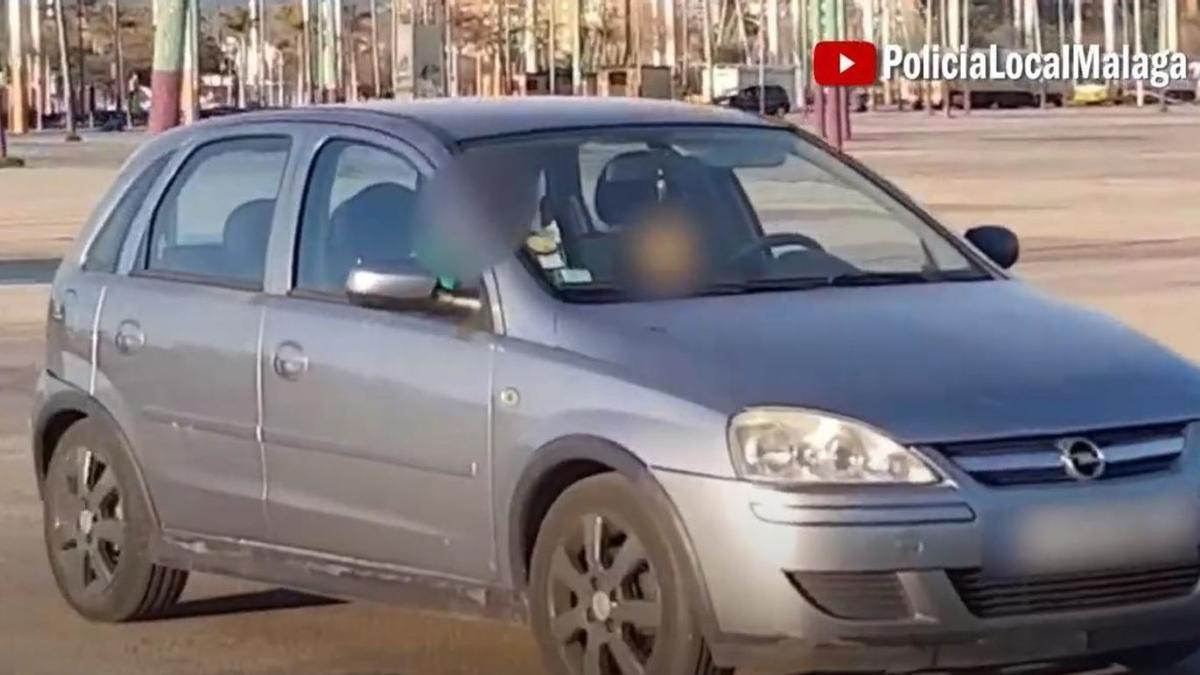 Investigado por poner a su hijo de 8 años al volante en Málaga