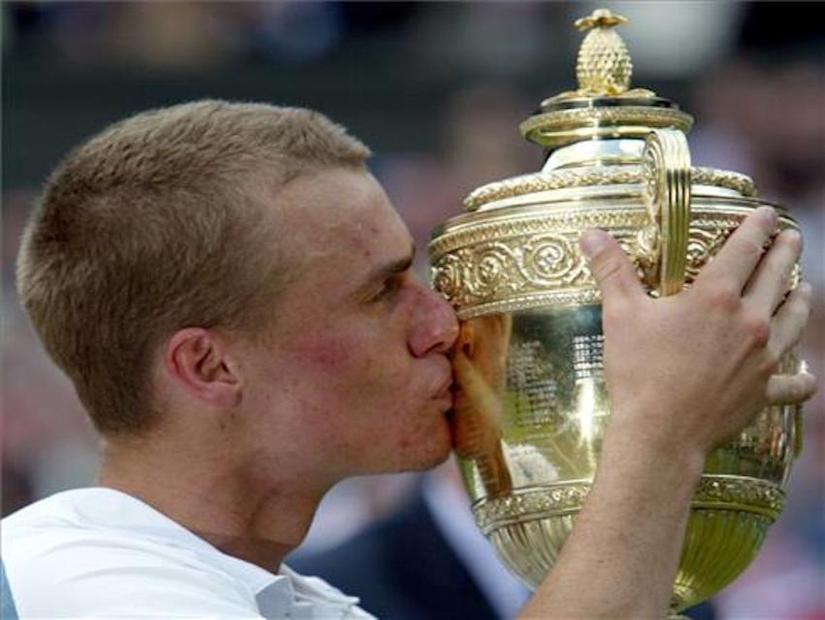 Hewitt besa la copa de Wimbledon, en 2002 Hewitt besa la copa de Wimbledon, en 2002