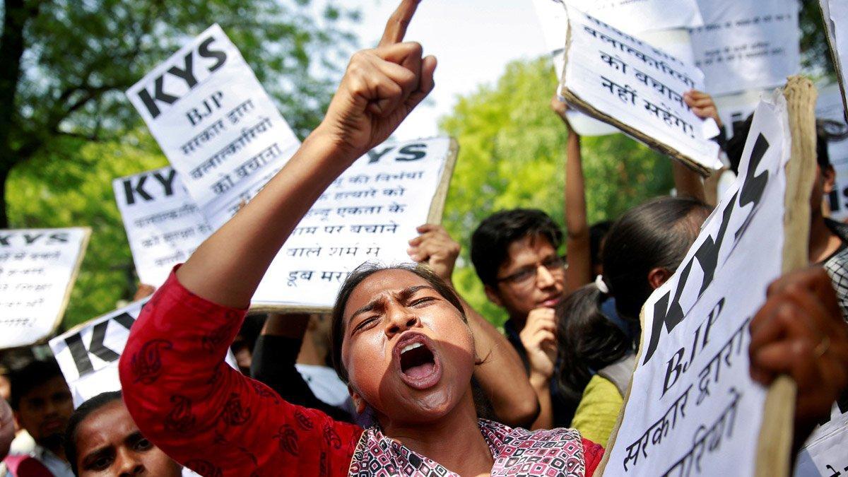 Unas mujeres protestan contra la violación de una niña en la ciudad india de Kathua el pasado abril.
