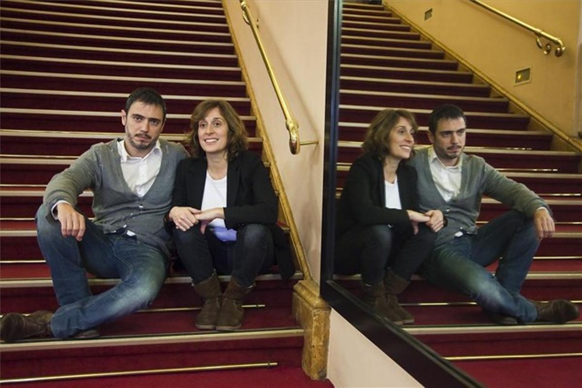 Julio Manrique y Clara Segura, protagonistas de ’Incendis’ en las escaleras del Romea.