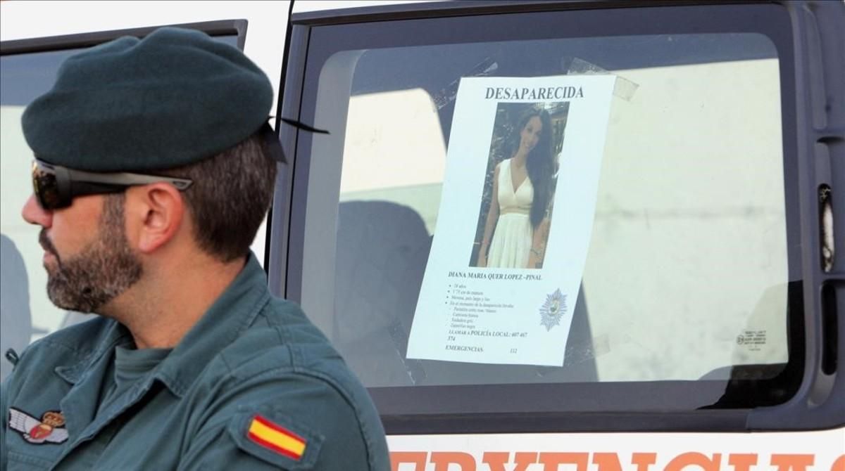 Un guardia civil con la foto que se ha distribuido de Diana Quer. Un guardia civil con la foto que se ha distribuido de Diana Quer.