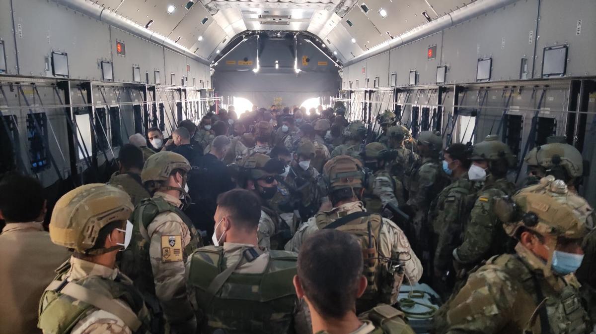 Embarque de soldados españoles final de evacuación en Afganistán 27-08-2021