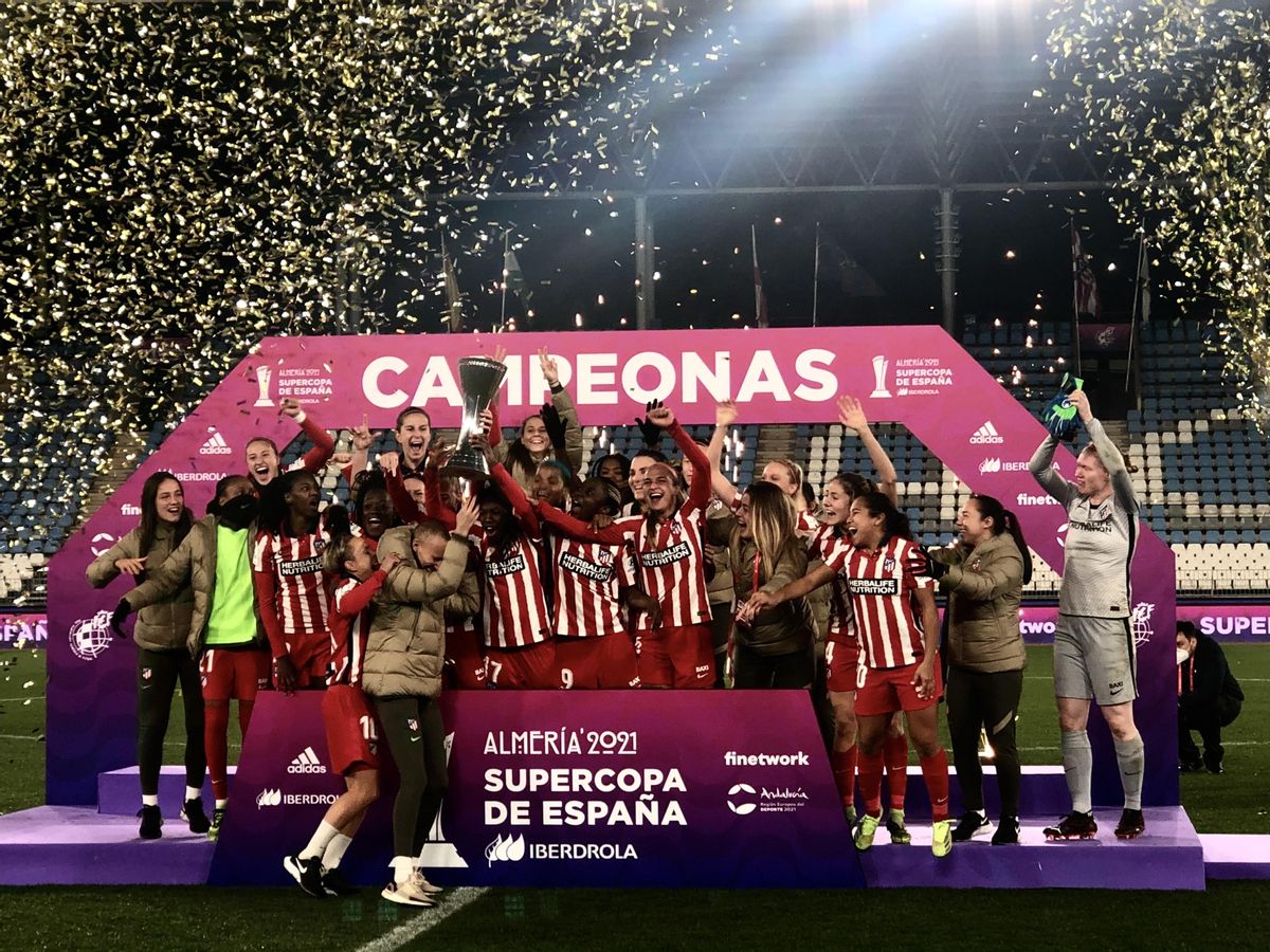 Virginia Torrecilla celebra con sus compañeros del Atlético la Supercopa de España. Virginia Torrecilla celebra con sus compañeros del Atlético la Supercopa de España.