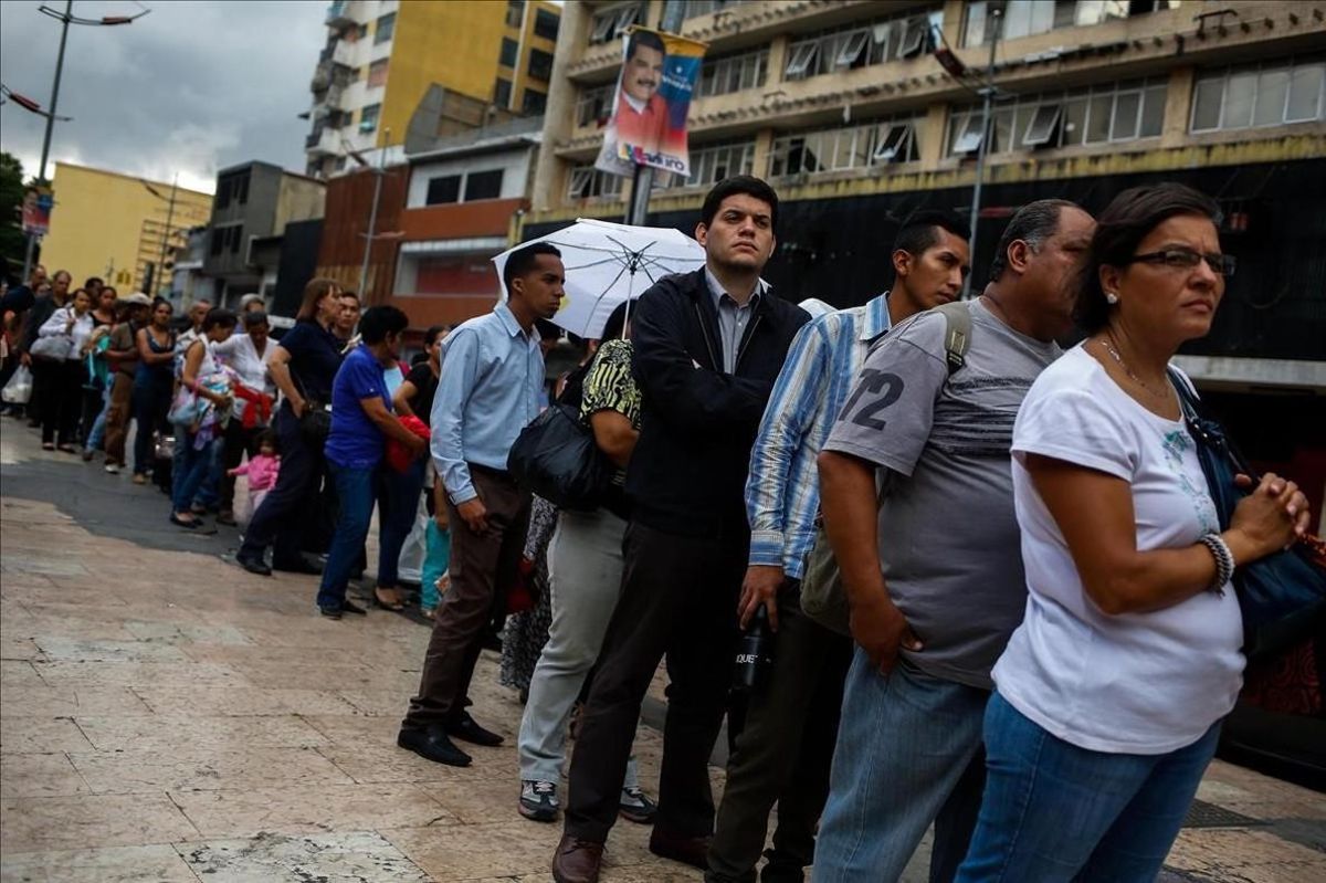 Colas en Caracas para el transporte público. Colas en Caracas para el transporte público.