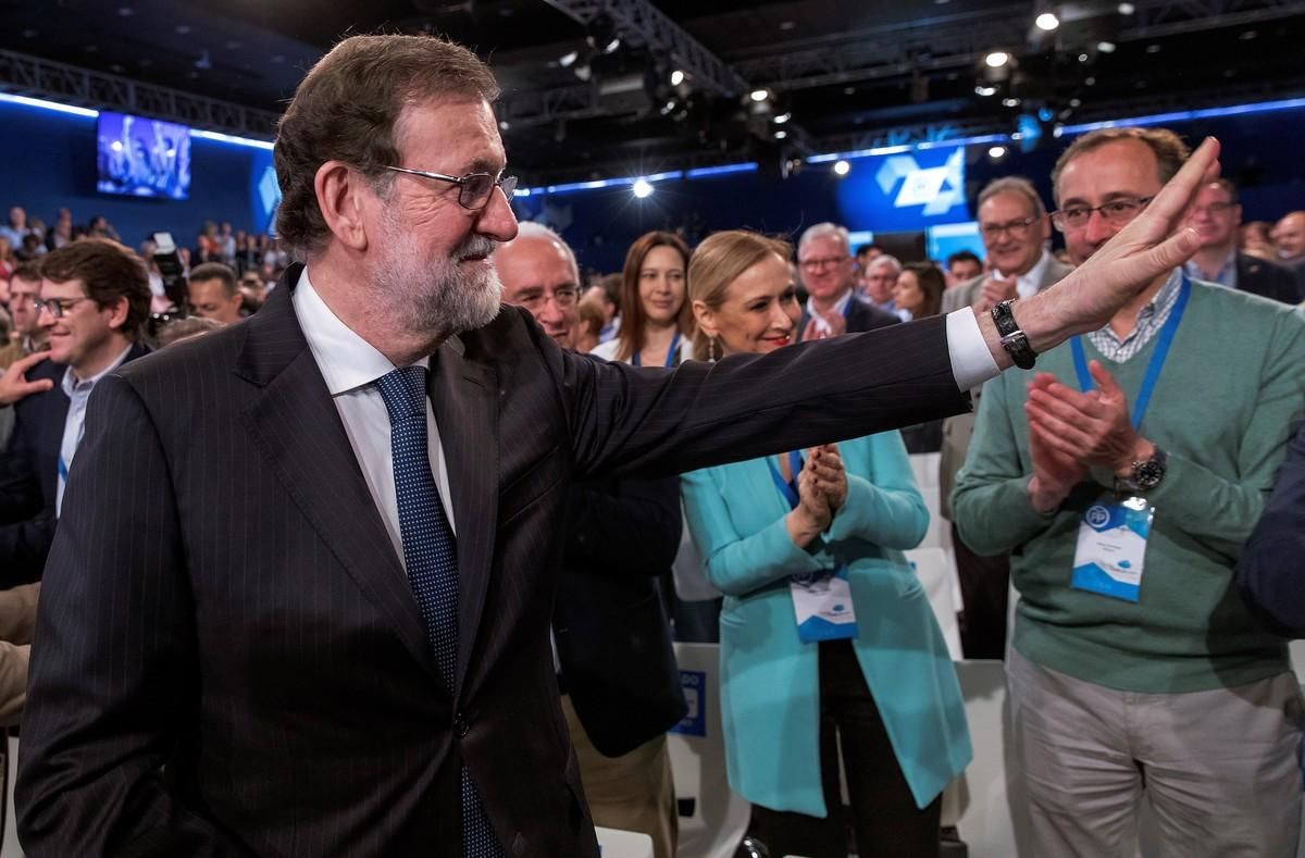 Mariano Rajoy, junto a la presidenta de la Comunidad de Madrid, Cristina Cifuentes, y al presidente del PP vasco, Alfonso Alonso, saluda a los asistentes a la convención, este domingo. Mariano Rajoy, junto a la presidenta de la Comunidad de Madrid, Cristina Cifuentes, y al presidente del PP vasco, Alfonso Alonso, saluda a los asistentes a la convención, este domingo.