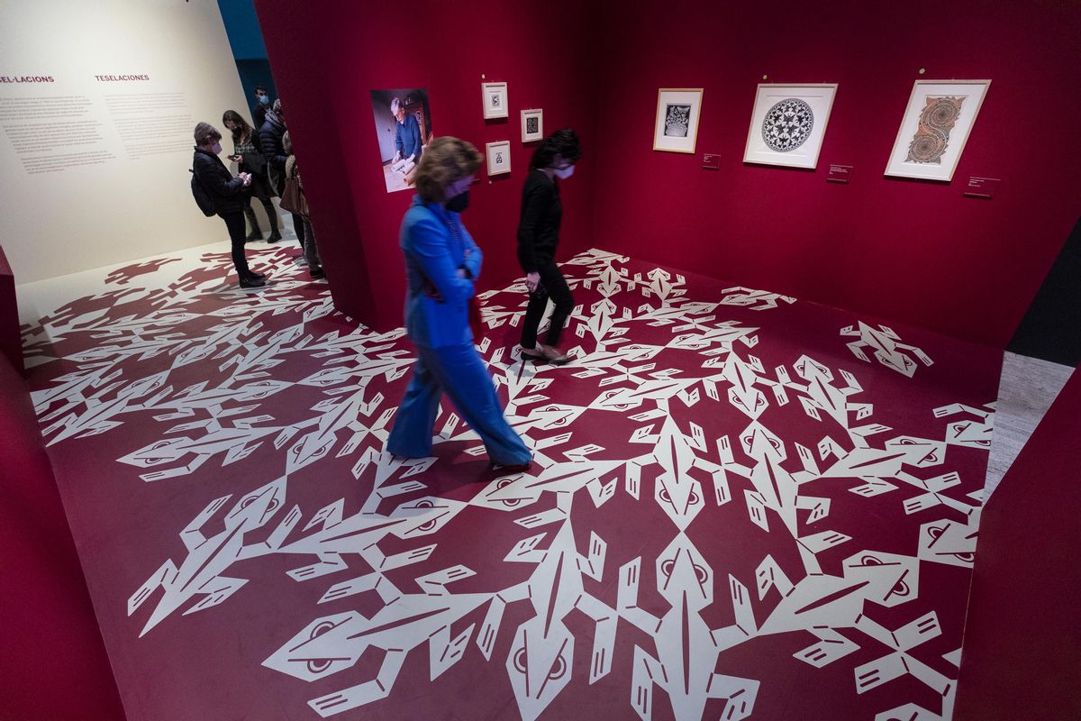 Una de las salas de la muestra sobre Escher en las Drassanes, con teselas en el suelo. Una de las salas de la muestra sobre Escher en las Drassanes, con teselas en el suelo.