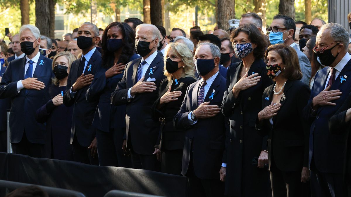 Bill Clinton, Hillary Clinton, Barack Obama, Michelle Obama, Joe Biden, Jill Biden, Michael Bloomberg, Diana Taylor, Nancy Pelosi y Charles Schumer escuchan el himno de EEUU durante el homenaje a las víctimas de los atentados del 11-S, este sábado en Nueva York. Bill Clinton, Hillary Clinton, Barack Obama, Michelle Obama, Joe Biden, Jill Biden, Michael Bloomberg, Diana Taylor, Nancy Pelosi y Charles Schumer escuchan el himno de EEUU durante el homenaje a las víctimas de los atentados del 11-S, este sábado en Nueva York.