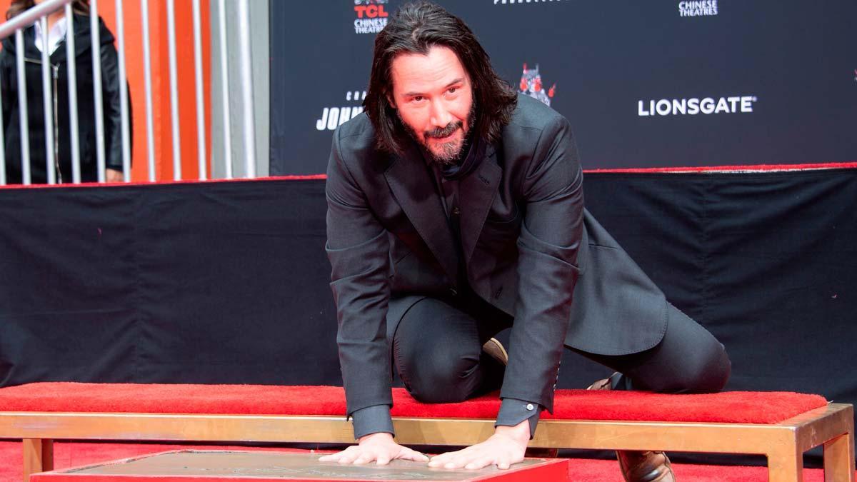 Keanu Reeves Deja Sus Huellas En El Teatro Chino De Los Angeles