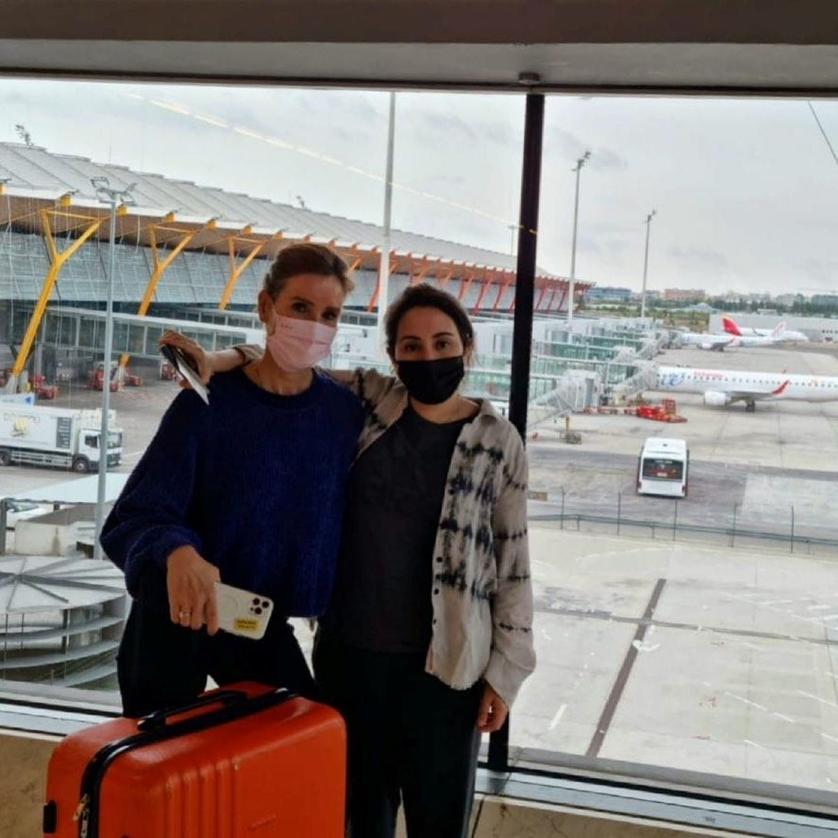 Latifa, hija del emir de Dubai, posa en el aeropuerto Adolfo Suarez de Madrid-Barajas, junto a la exintegrante de la Marina Real británica, Sioned Taylor. Latifa, hija del emir de Dubai, posa en el aeropuerto Adolfo Suarez de Madrid-Barajas, junto a la exintegrante de la Marina Real británica, Sioned Taylor.