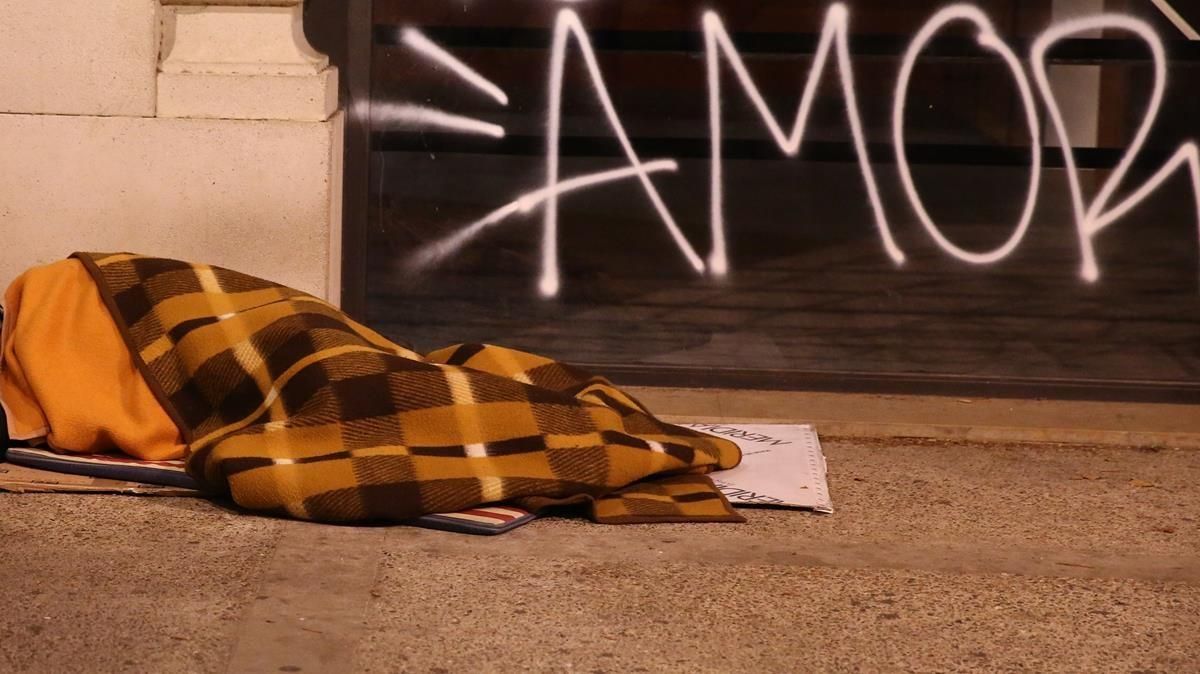 Un sintecho duerme cerca del parque de la Ciutadella, en enero pasado. Un sintecho duerme cerca del parque de la Ciutadella, en enero pasado.
