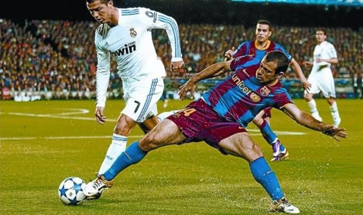 Mascherano y Cristiano Ronaldo en el clásico de la Champions jugado en el Camp Nou en abril. Mascherano y Cristiano Ronaldo en el clásico de la Champions jugado en el Camp Nou en abril.