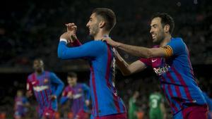 Ferran Torres felicitado por Busquets tras anotar de penalti durante el partido de liga entre el FC Barcelona y el Osasuna. 
