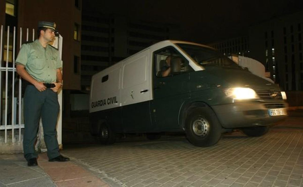 Blesa sale dentro de un furgón policial en dirección a la cárcel, el pasado 5 de junio. Blesa sale dentro de un furgón policial en dirección a la cárcel, el pasado 5 de junio.