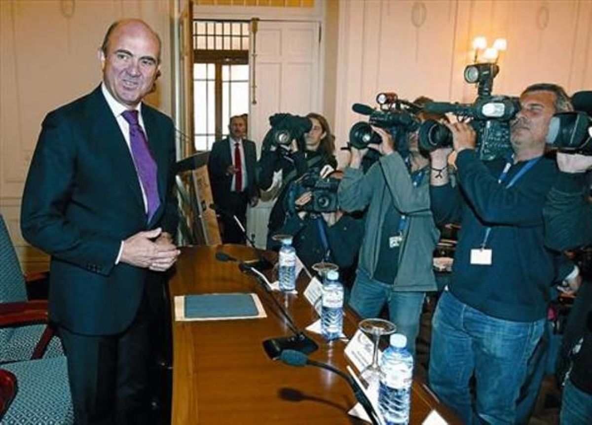 El ministro de Economía, Luis de Guindos, antes de su participación en un curso de APIE en la Universidad Menéndez Pelayo de Santander, ayer. El ministro de Economía, Luis de Guindos, antes de su participación en un curso de APIE en la Universidad Menéndez Pelayo de Santander, ayer.