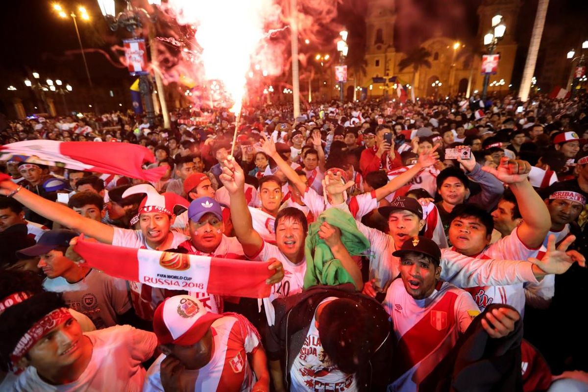 Miles de aficionados se lanzaron a las calles de Lima para celebrar la clasificación de Perú para el Mundial de Rusia. Miles de aficionados se lanzaron a las calles de Lima para celebrar la clasificación de Perú para el Mundial de Rusia.