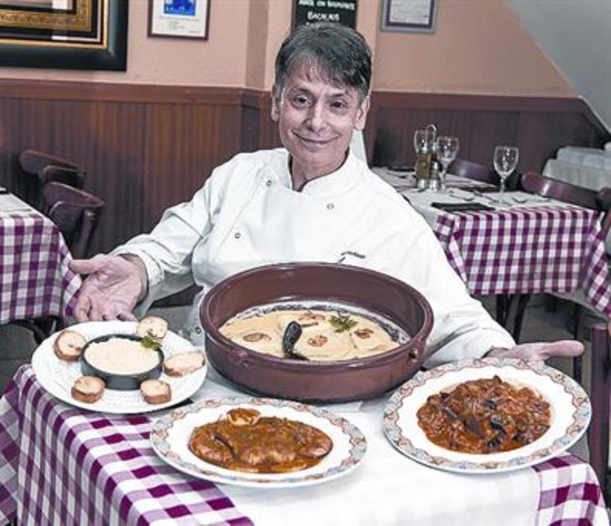Arànega, con platos de bacalao en su restaurante del Paral·lel.