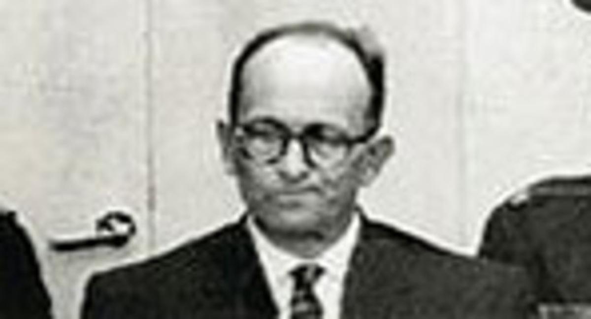 El nazi Adolf Eichmann, durante su juicioen 1961 en Jerusalén, después de haber sido capturado por el Mosad en Argentina.