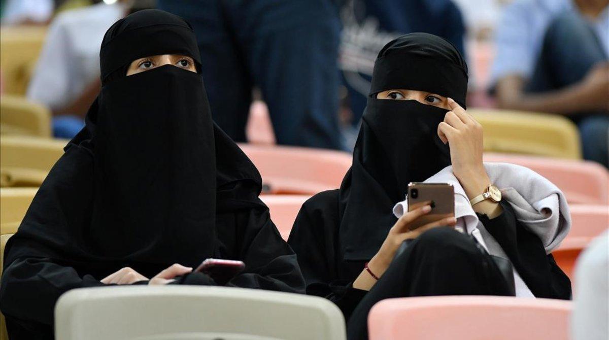 Mujeres saudís, en la semifinal de la Supercopa de España celebrada en Arabia Saudí. 