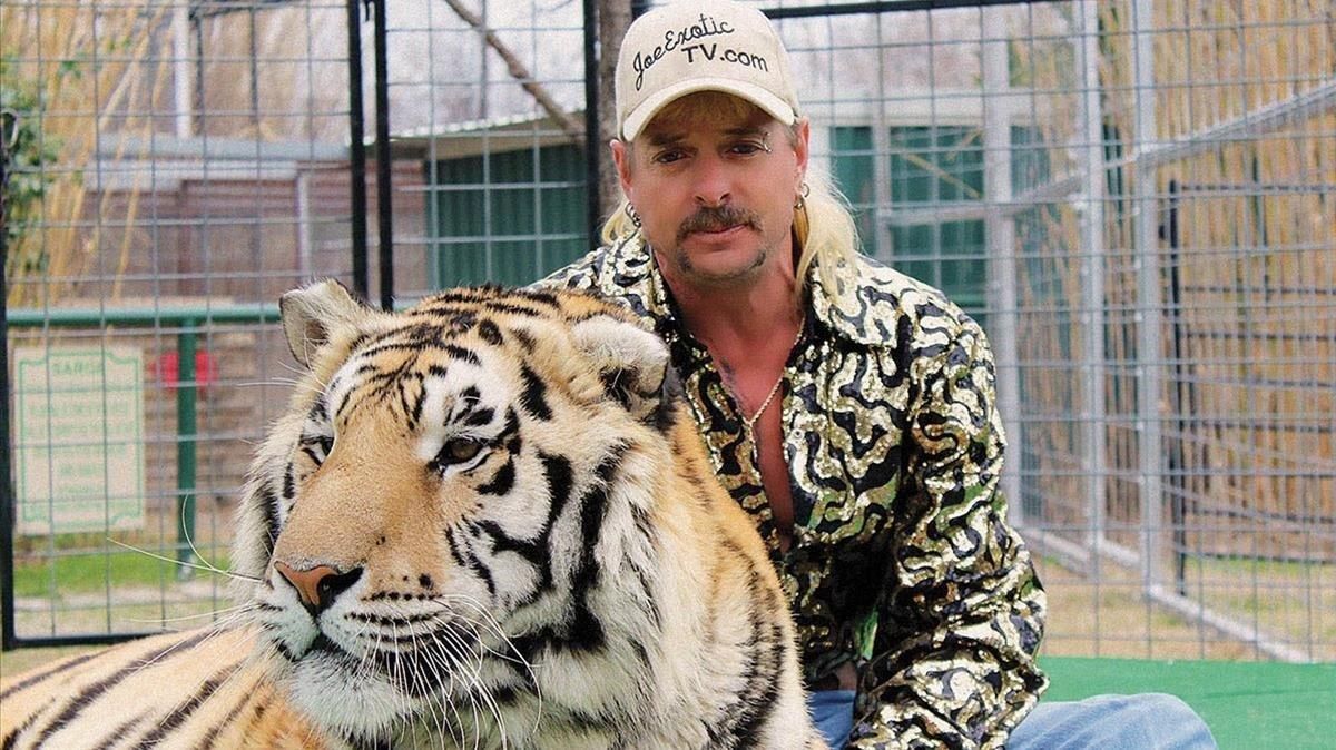 Joe Exotic junto a unos de sus más de 200 tigres, antes de su chaladura final. Joe Exotic junto a unos de sus más de 200 tigres, antes de su chaladura final.