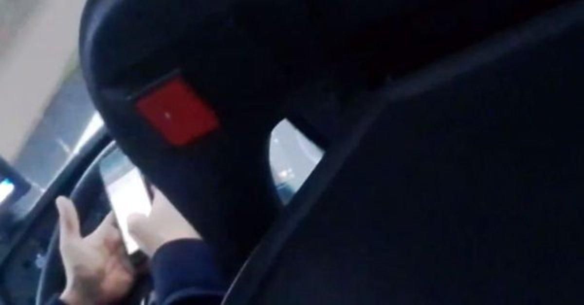 Expedientat un xofer del bus Igualada-Barcelona per conduir amb el mòbil a les mans | Vídeo Expedientat un xofer del bus Igualada-Barcelona per conduir amb el mòbil a les mans | Vídeo