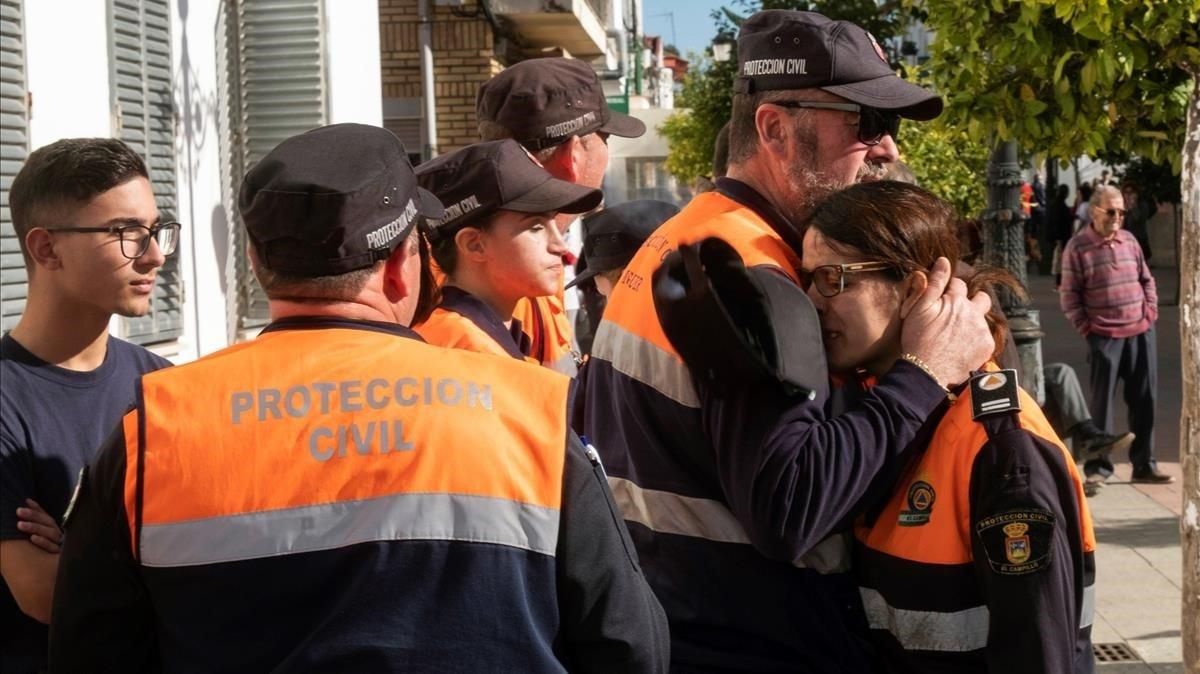 Miembros de Protección Civil se consuelan tras enterarse del hallazgo del cadáver de Laura Luelmo. Miembros de Protección Civil se consuelan tras enterarse del hallazgo del cadáver de Laura Luelmo.