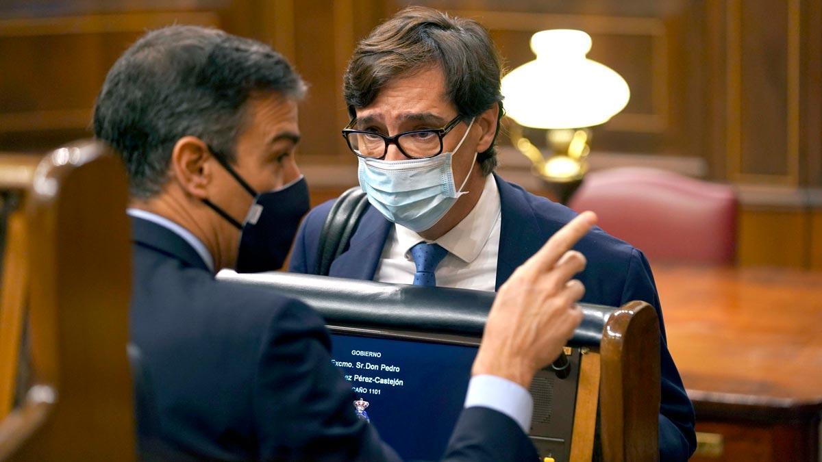 El Gobierno estudia el toque de queda mientras se endurecen las restricciones. En la foto, Pedro Sánchez y el ministro de Sanidad, Salvador Illa.