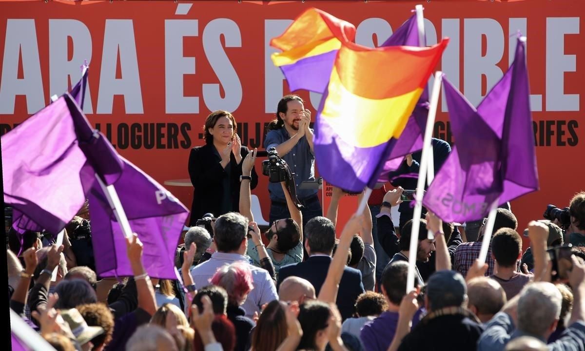 Ada Colau y Pablo Iglesias durante el acto ’Ara és possible’: Ada Colau y Pablo Iglesias durante el acto ’Ara és possible’: