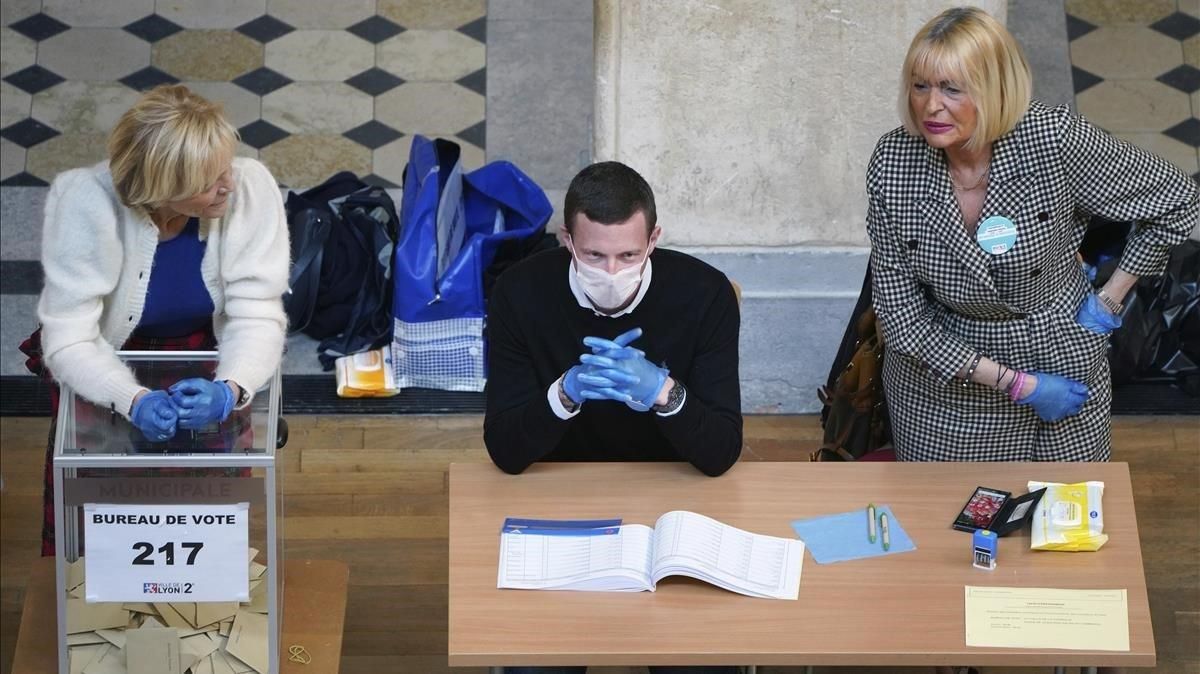 Máscaras y guantes de látex en un centro de votación en Lyon (Francia). Máscaras y guantes de látex en un centro de votación en Lyon (Francia).
