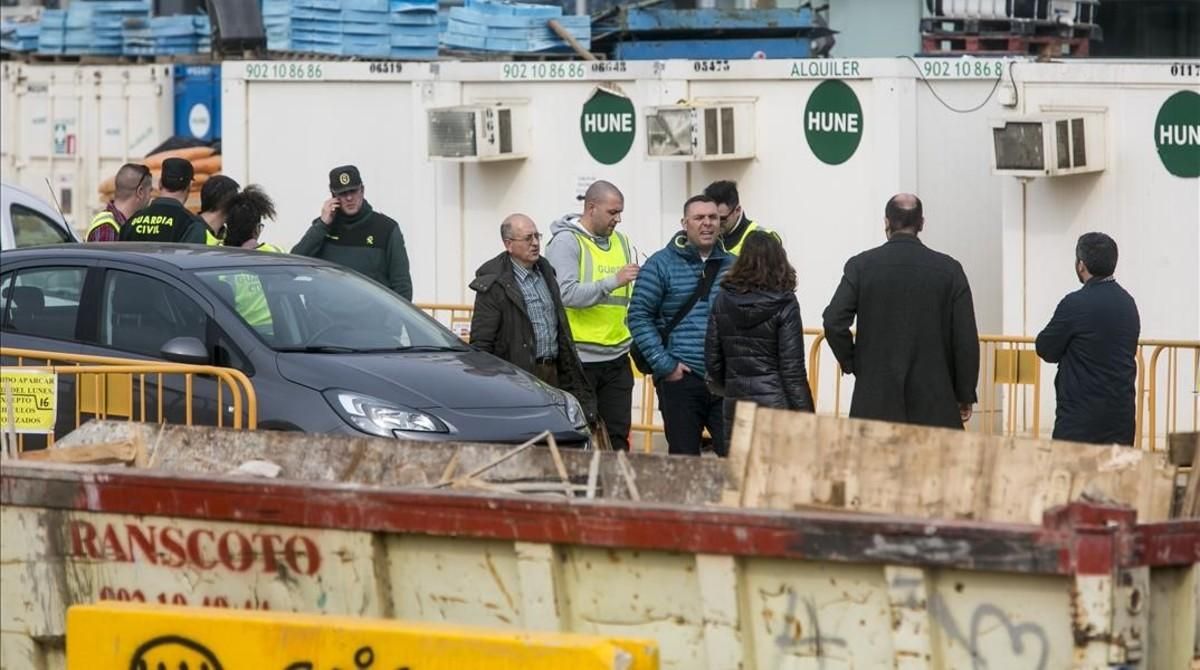 Agentes de la Guardia Civil, en las obras de la plaza de las Glòries de Barcelona, durante la operación del pasado jueves. Agentes de la Guardia Civil, en las obras de la plaza de las Glòries de Barcelona, durante la operación del pasado jueves.