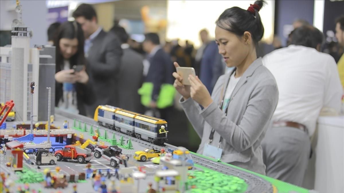 Una de las asistentes al Smart Mobility Congress fotografía una maqueta, esta semana Una de las asistentes al Smart Mobility Congress fotografía una maqueta, esta semana