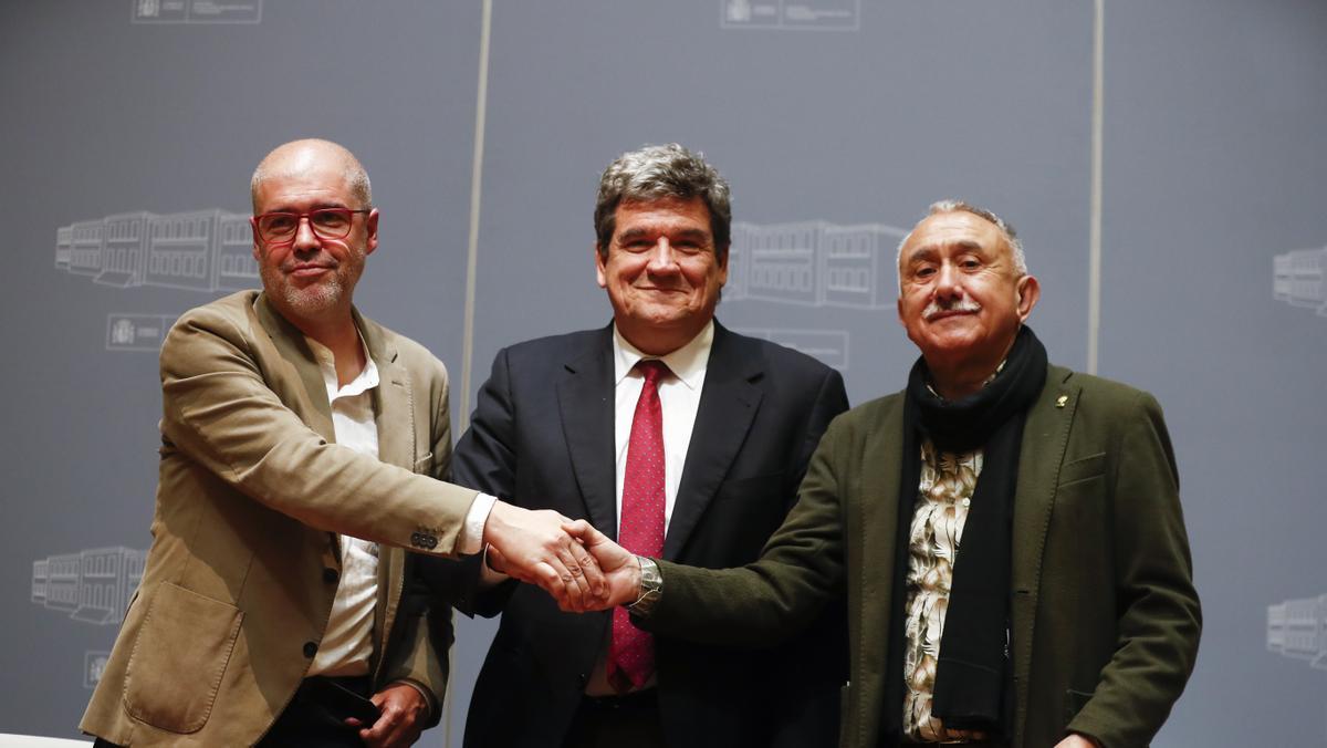El ministro de Inclusión, José Luis Escrivá, firma con los líderes de CCOO y UGT la nueva reforma de las pensiones.