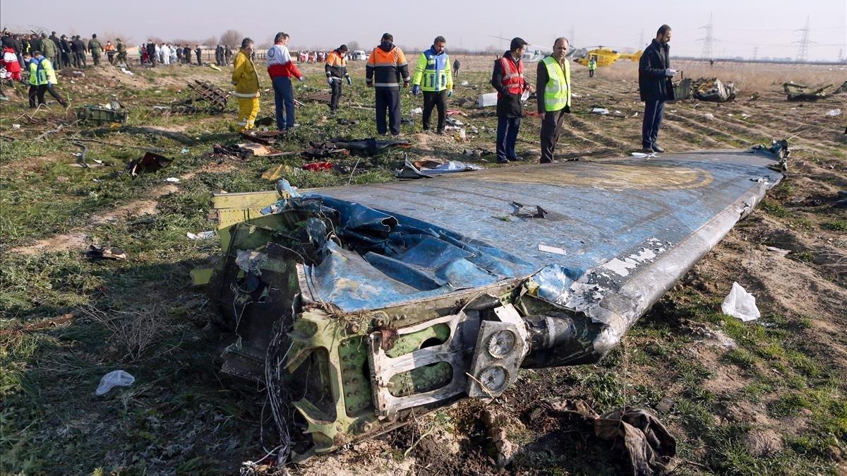 Técnicos supervisan el escenario donde explotó el avión ucraniano tras ser atacado por error por un misil iraní.