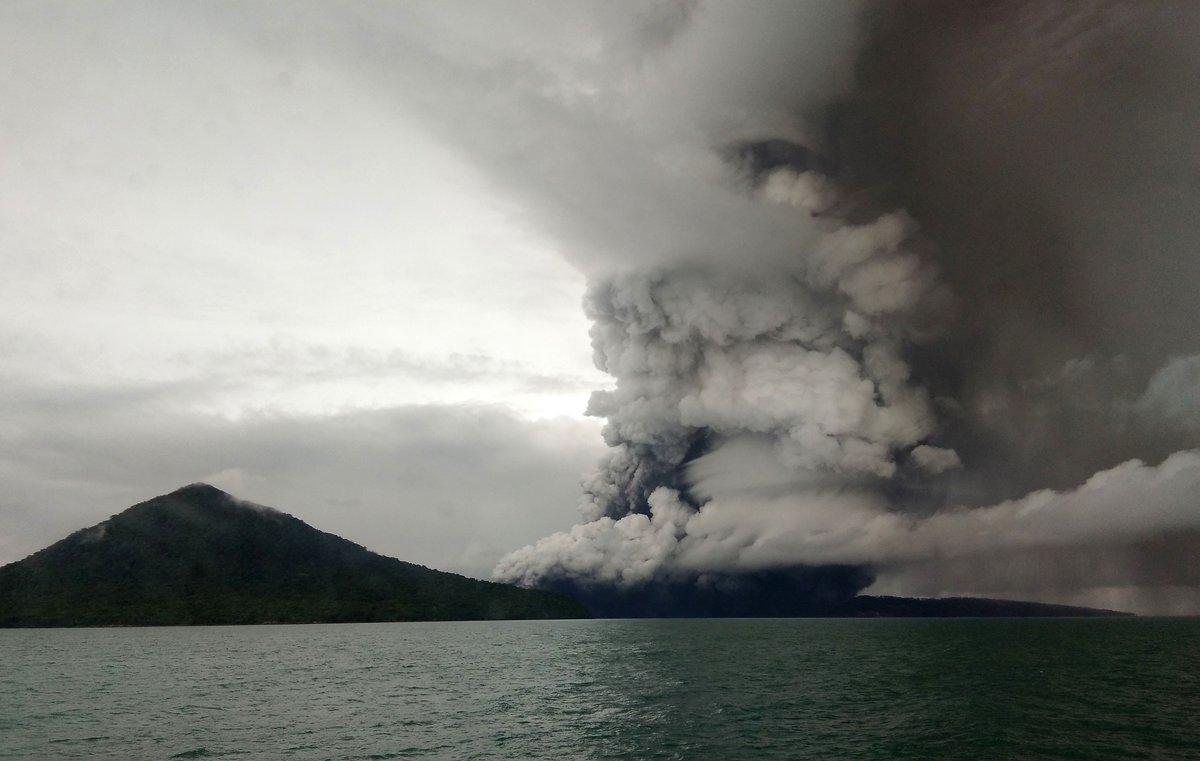 Indonèsia eleva l'alerta al volcà que va provocar un tsunami