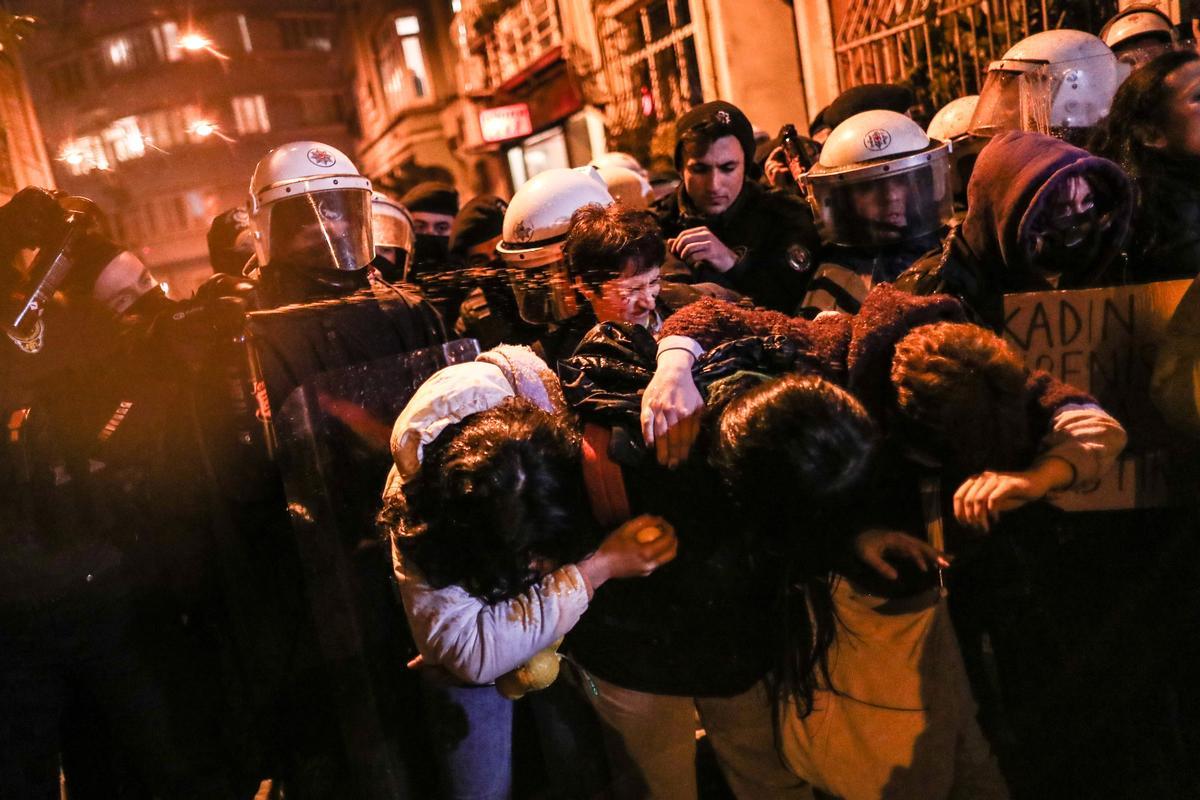 La policía turca utiliza gas pimienta mientras las manifestantes marchan hacia la Plaza Taksim durante una manifestación con motivo del Día Internacional de la Mujer en Estambul, Turquía. La policía turca utiliza gas pimienta mientras las manifestantes marchan hacia la Plaza Taksim durante una manifestación con motivo del Día Internacional de la Mujer en Estambul, Turquía.