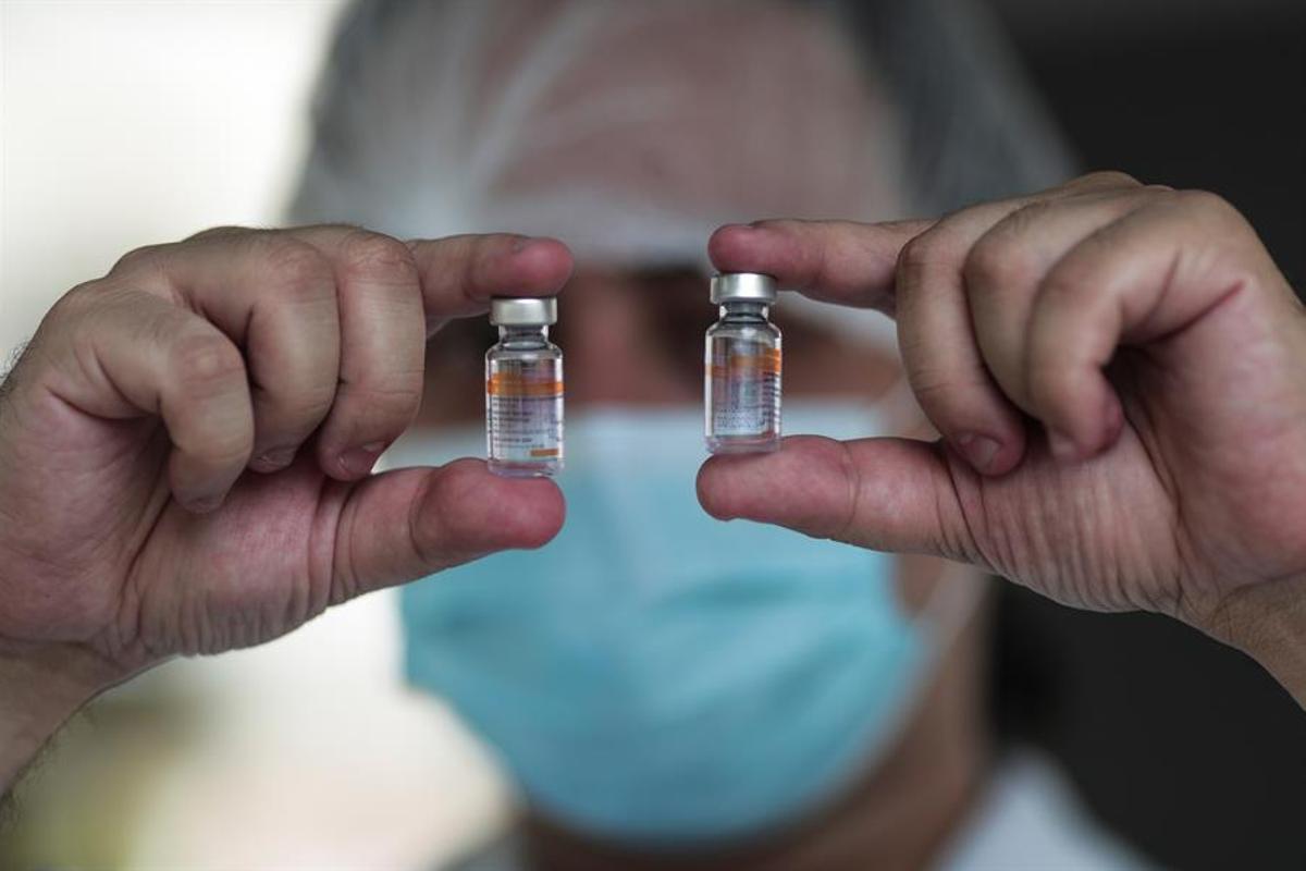 Un trabajador de la salud prepara una dosis de la vacuna Sinovac CoronaVac de China.