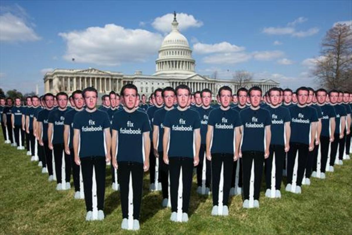 Figuras de Zuckerberg con el lema ’arregla Facebook’, en Washington.
