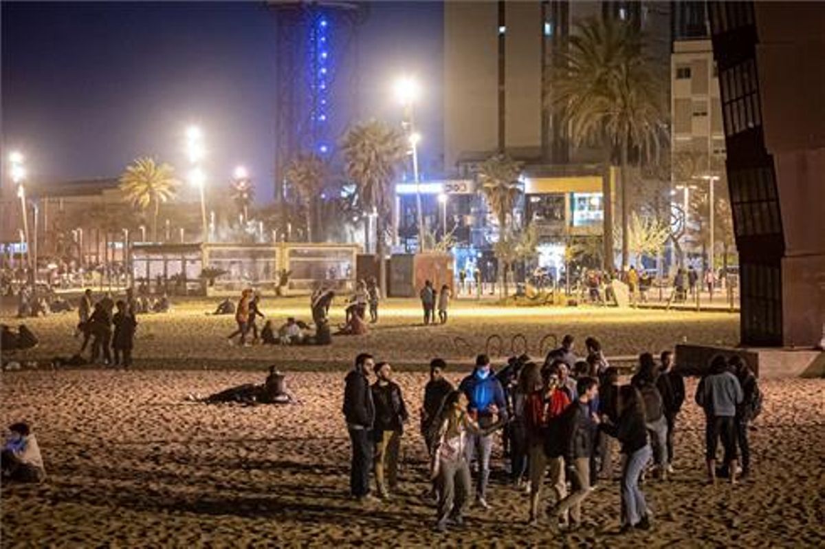 Botellón en la Barceloneta. Botellón en la Barceloneta.
