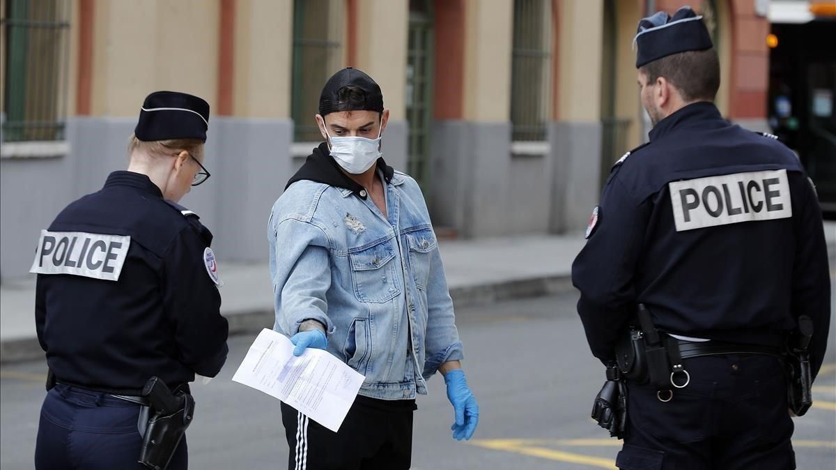 Agentes en Francia verifican el cumplimiento de las restricciones por la pandemia. Agentes en Francia verifican el cumplimiento de las restricciones por la pandemia.