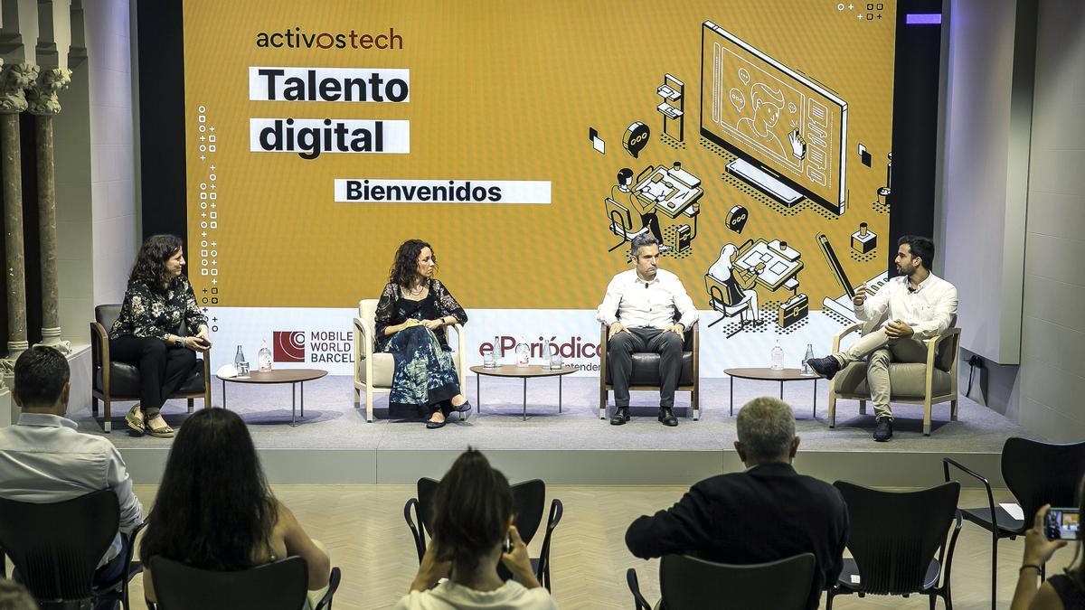 De izquierda a derecha: Gemma Martínez, directora adjunta de EL PERIÓDICO; Clara Navarro, cofundadora de Ship2B; Jordi Arrufí, director de Talento Digital en Mobile World Capital; y Jared Gil, cofundador de Nuclio Digital School.