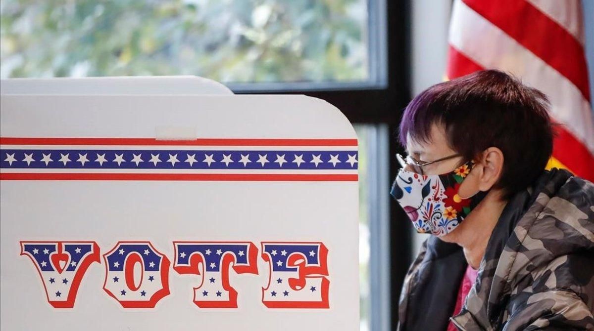 Una mujer deposita su voto en Wisconsin. Una mujer deposita su voto en Wisconsin.