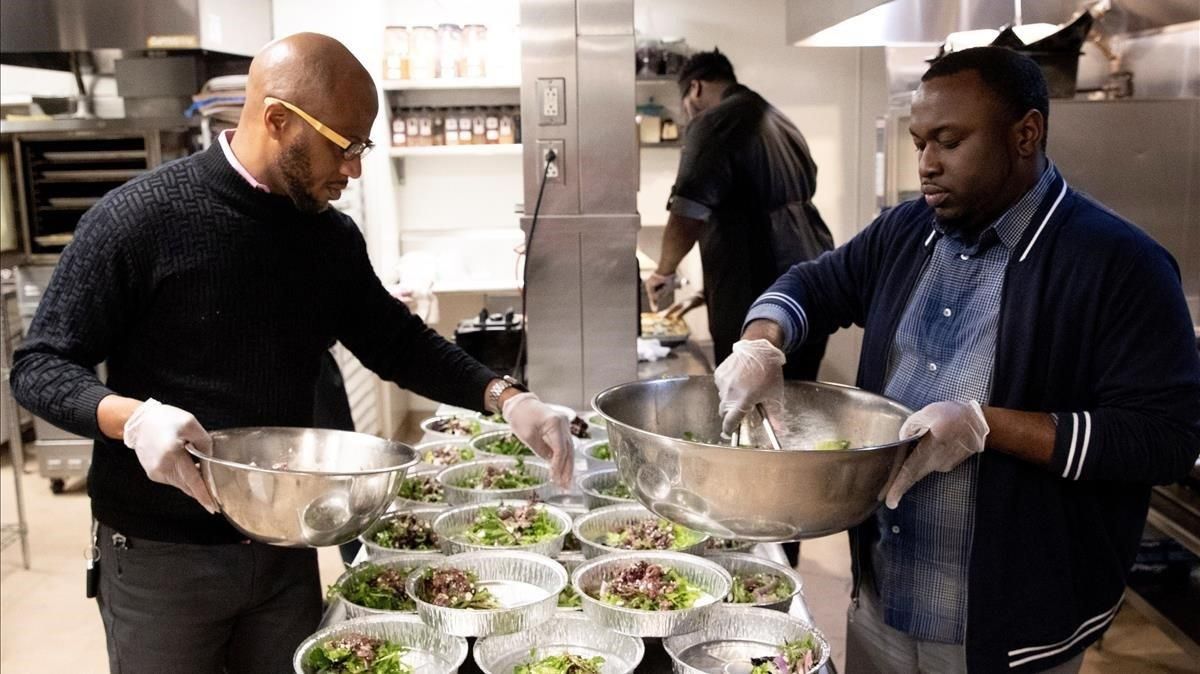 El administrador del restaurante The Grill, Joe-Jo Jennings, y el de Succotash, Demitian Gilbert (d), ayudan a preparar cajas con comida para desempleados del sector de hoteles y restaurantes en Washington. El administrador del restaurante The Grill, Joe-Jo Jennings, y el de Succotash, Demitian Gilbert (d), ayudan a preparar cajas con comida para desempleados del sector de hoteles y restaurantes en Washington.