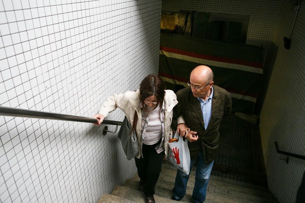 Josefa Charler, acompañada por su marido, en las escaleras de acceso al andén de la estación de Renfe de Vilassar de Mar. Josefa Charler, acompañada por su marido, en las escaleras de acceso al andén de la estación de Renfe de Vilassar de Mar.