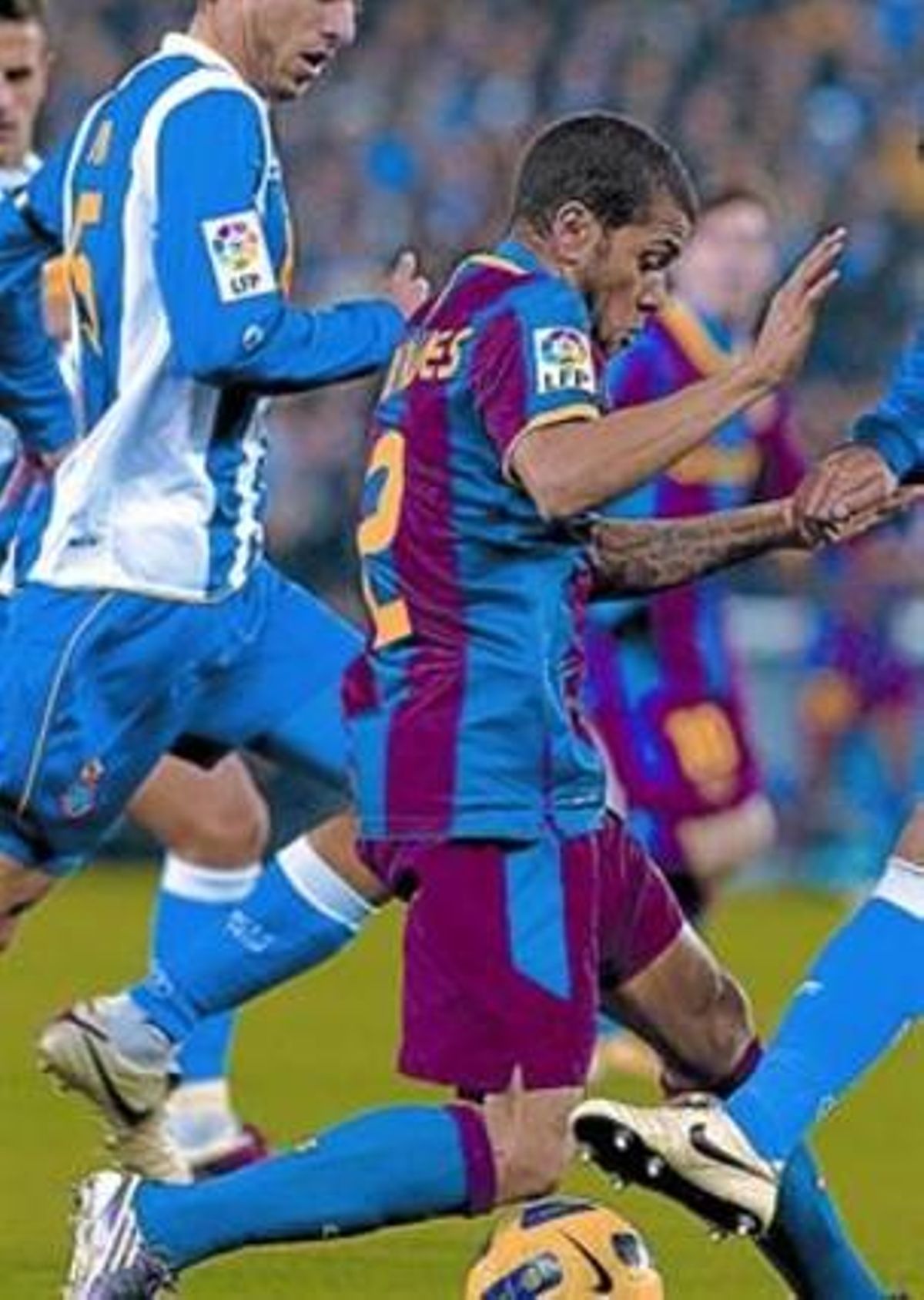 Todoterreno 8 Alves, durante el partido de Cornellà-El Prat. Todoterreno 8 Alves, durante el partido de Cornellà-El Prat.