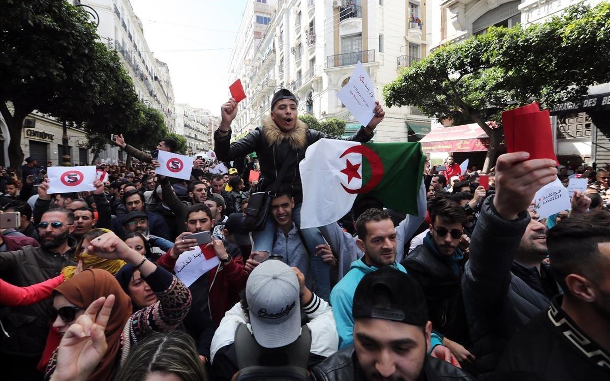 Milers d'algerians es llancen als carrers contra Bouteflika