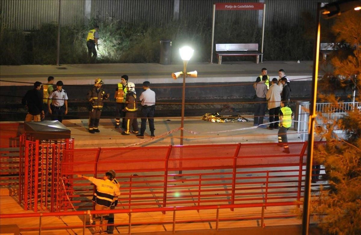 Un cuerpo cubierto junto al escenario de la tragedia, en Castelldefels, el día de San Juan del 2010. Un cuerpo cubierto junto al escenario de la tragedia, en Castelldefels, el día de San Juan del 2010.