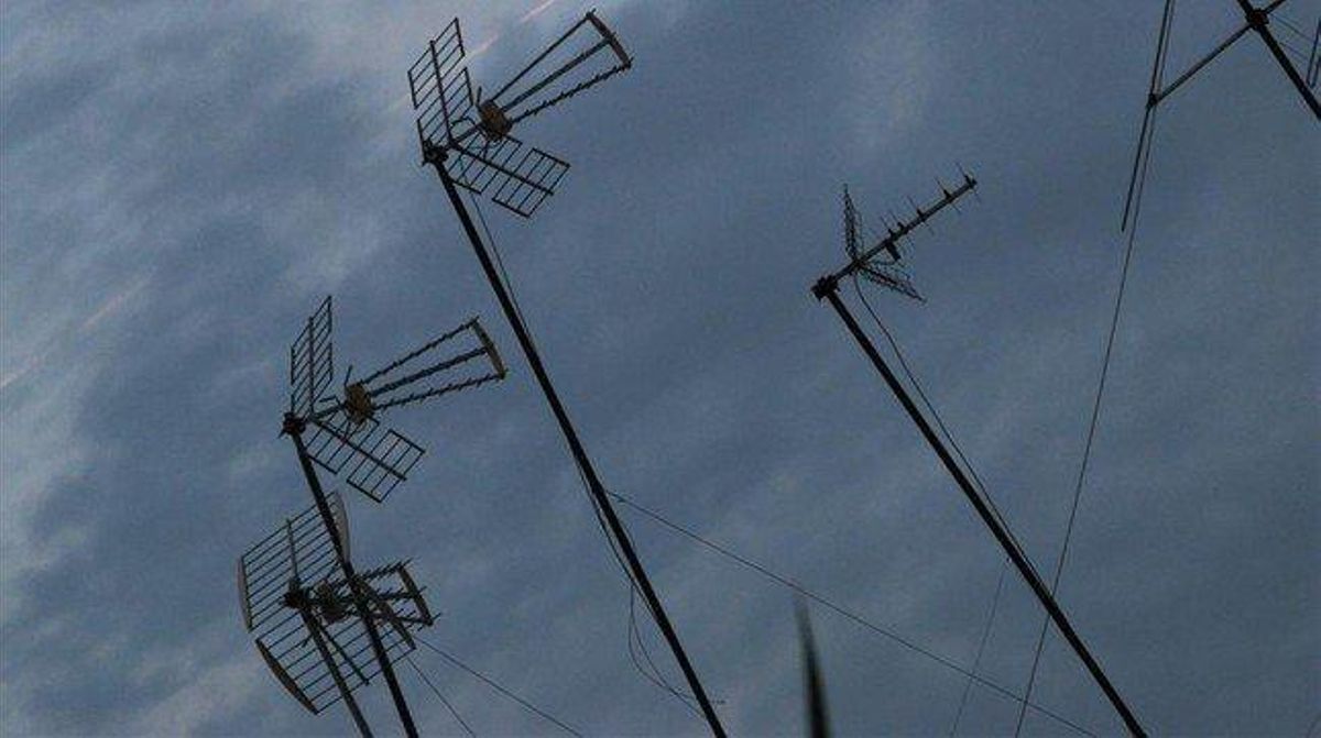 Un conjunto de antenas en unos tejados de Barcelona. Un conjunto de antenas en unos tejados de Barcelona.